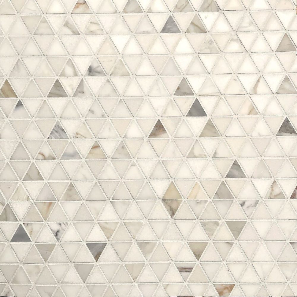 marmormosaik med trianglar i calacatta och vit marmor