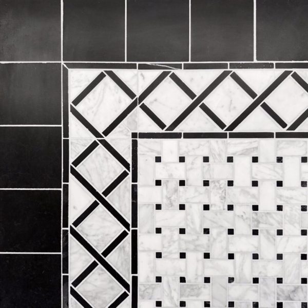 Basket Weave Carrara tillsammans med bårdern Venezia och Svart marmor 10x10 med fogfärgen Ljusgrå