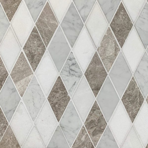 mosaik i carrara och brun marmor i harlekinmönster