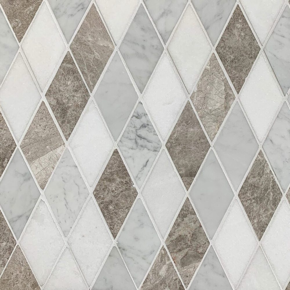 mosaik i carrara och brun marmor i harlekinmönster