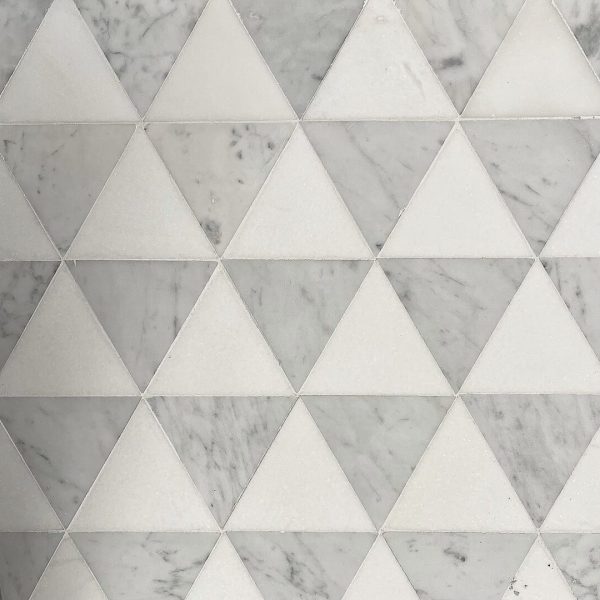 marmormosaik i trianglar i carrara och vit marmor