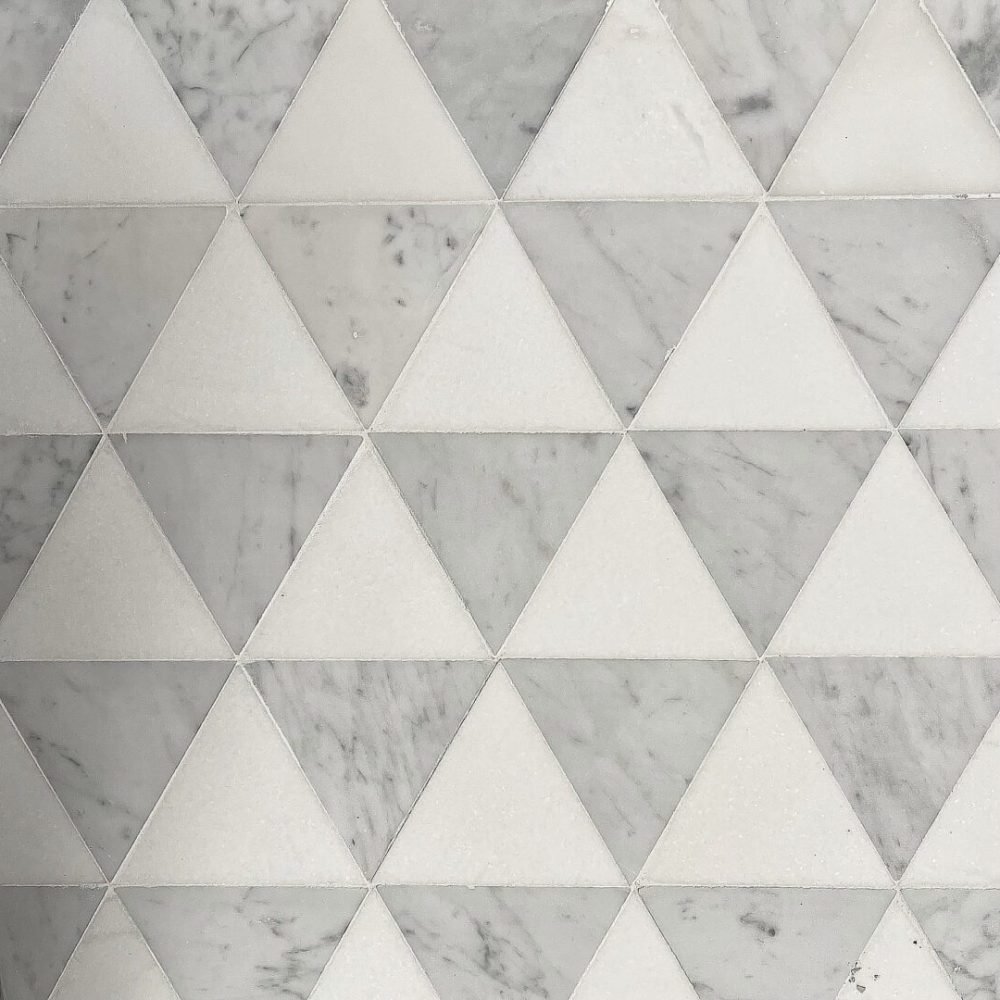 marmormosaik i trianglar i carrara och vit marmor