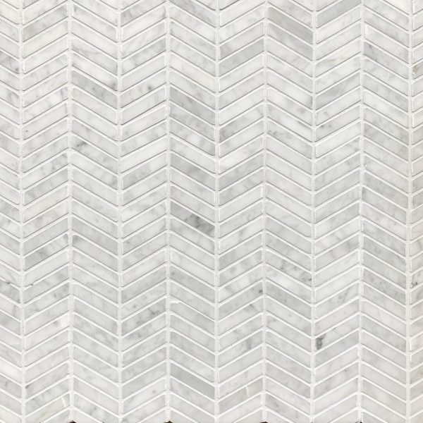 carrara marmormosaik i chevronmönster