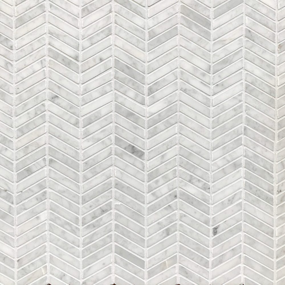 carrara marmormosaik i chevronmönster