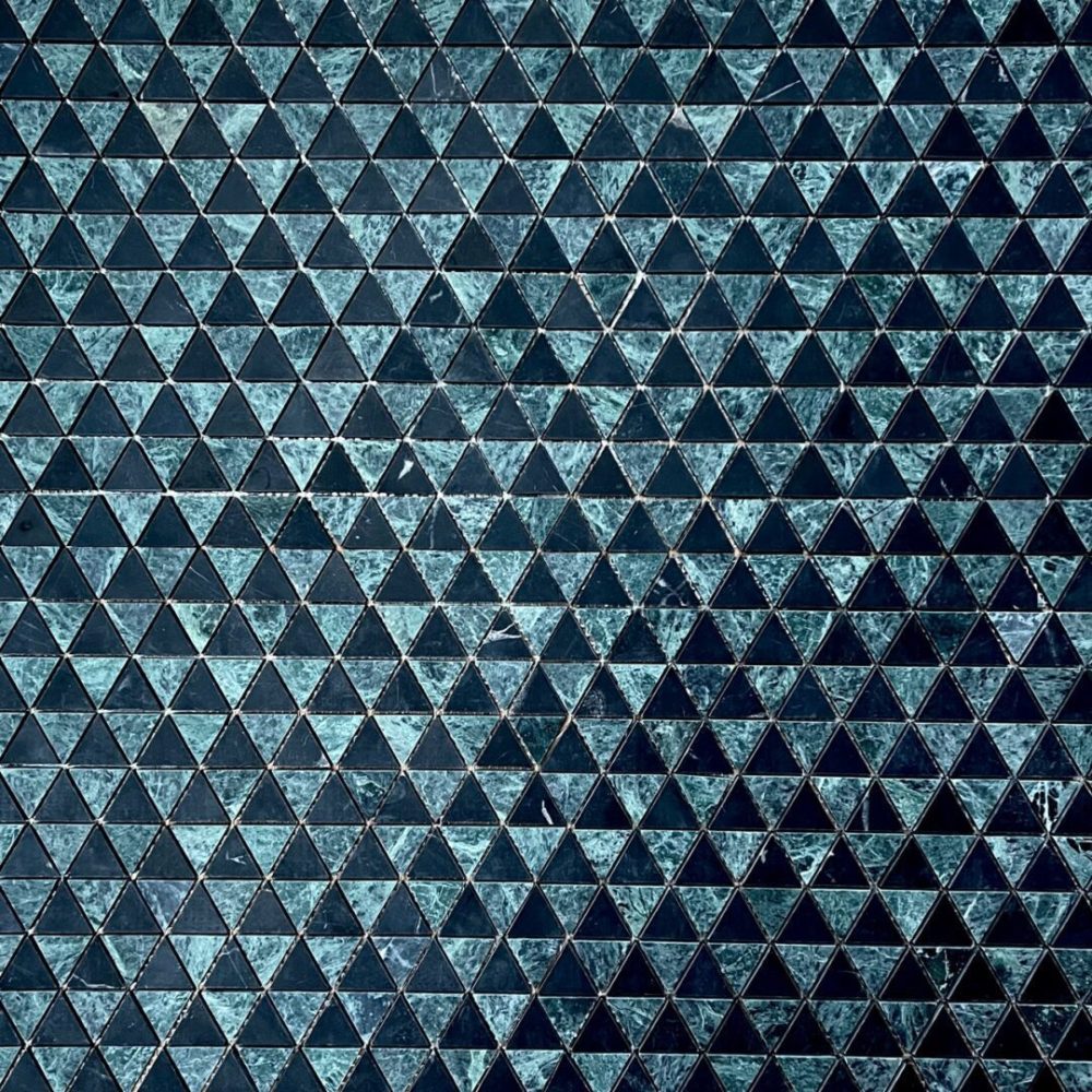 marmormosaik med trianglar i grön och svart marmor