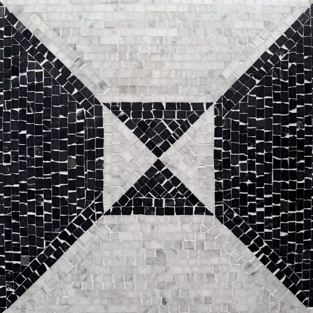 marmormosaik med svart marmor och carrara