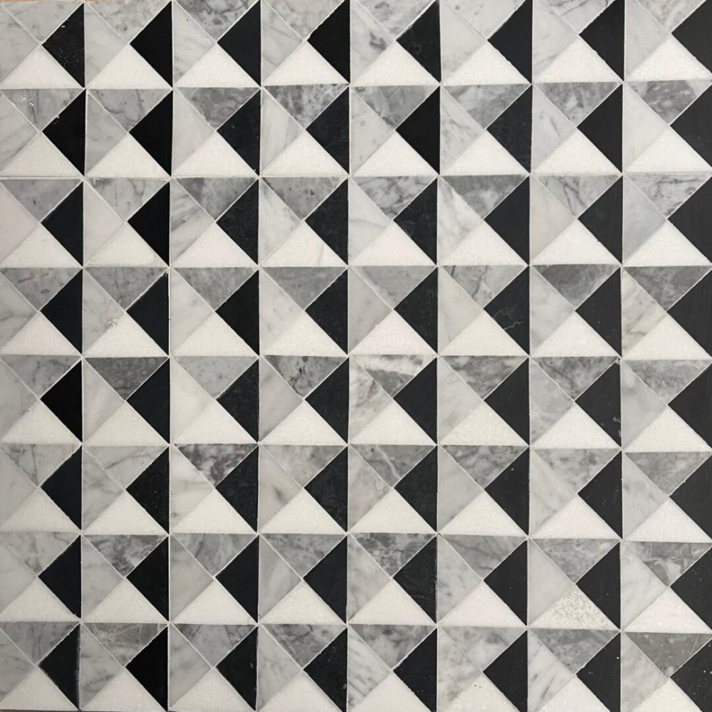 marmormosaik med trianglar i carrara, svart, grå och vit marmor