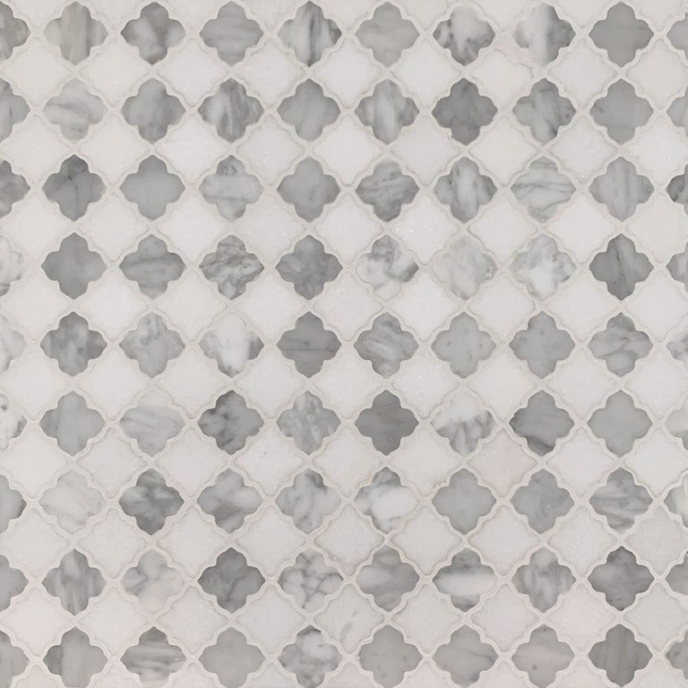 Marmormosaik i blommönster i grått och vitt
