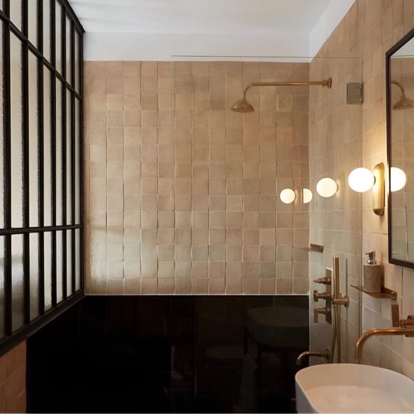 badrum med oglaserat marockanskt zellige kakel på väggen