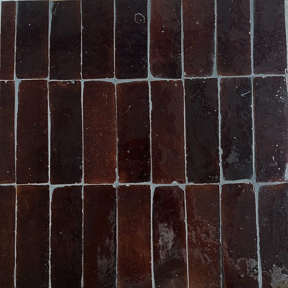 mörkbrunt avlångt marockanskt kakel zellige