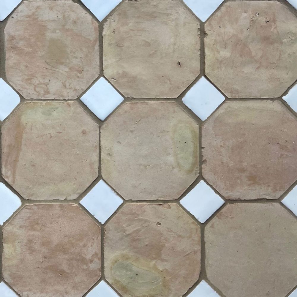 naturellt marockanskt zellige-kakel med vita inlägg