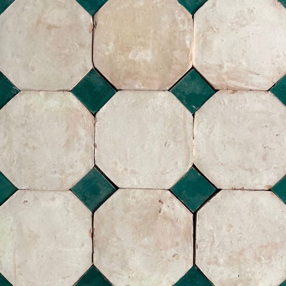 naturellt marockanskt zellige-kakel med gröna inlägg