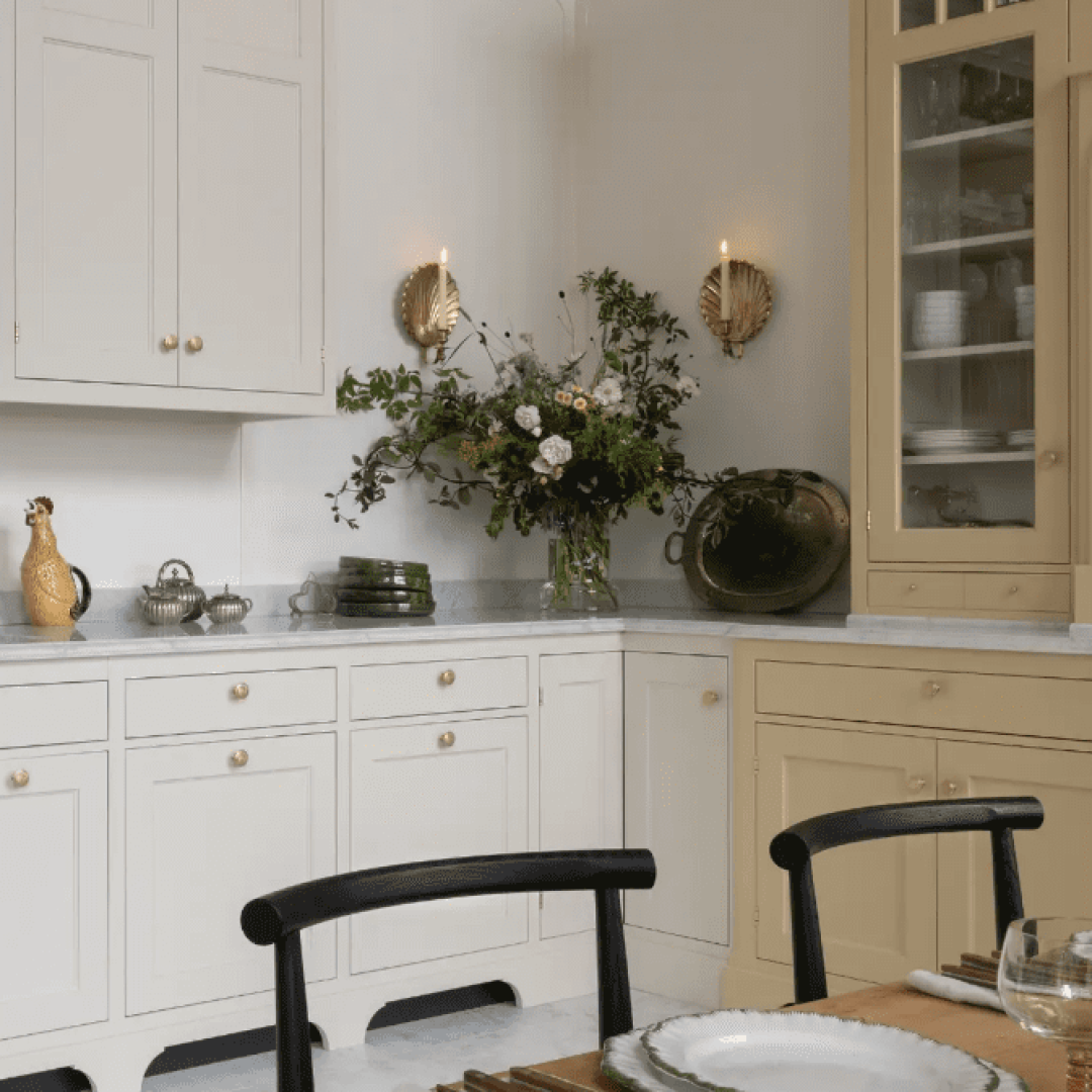 kök med keramikmosaik och carrara marmor på golvet