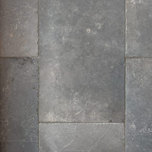 Kalksten Soft Grey Antique med fogfärgen Gråbrun