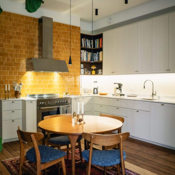 kök med gult handgjort kakel i blandade storlekar