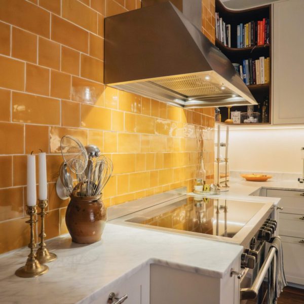 kök med gult handgjort kakel i blandade storlekar