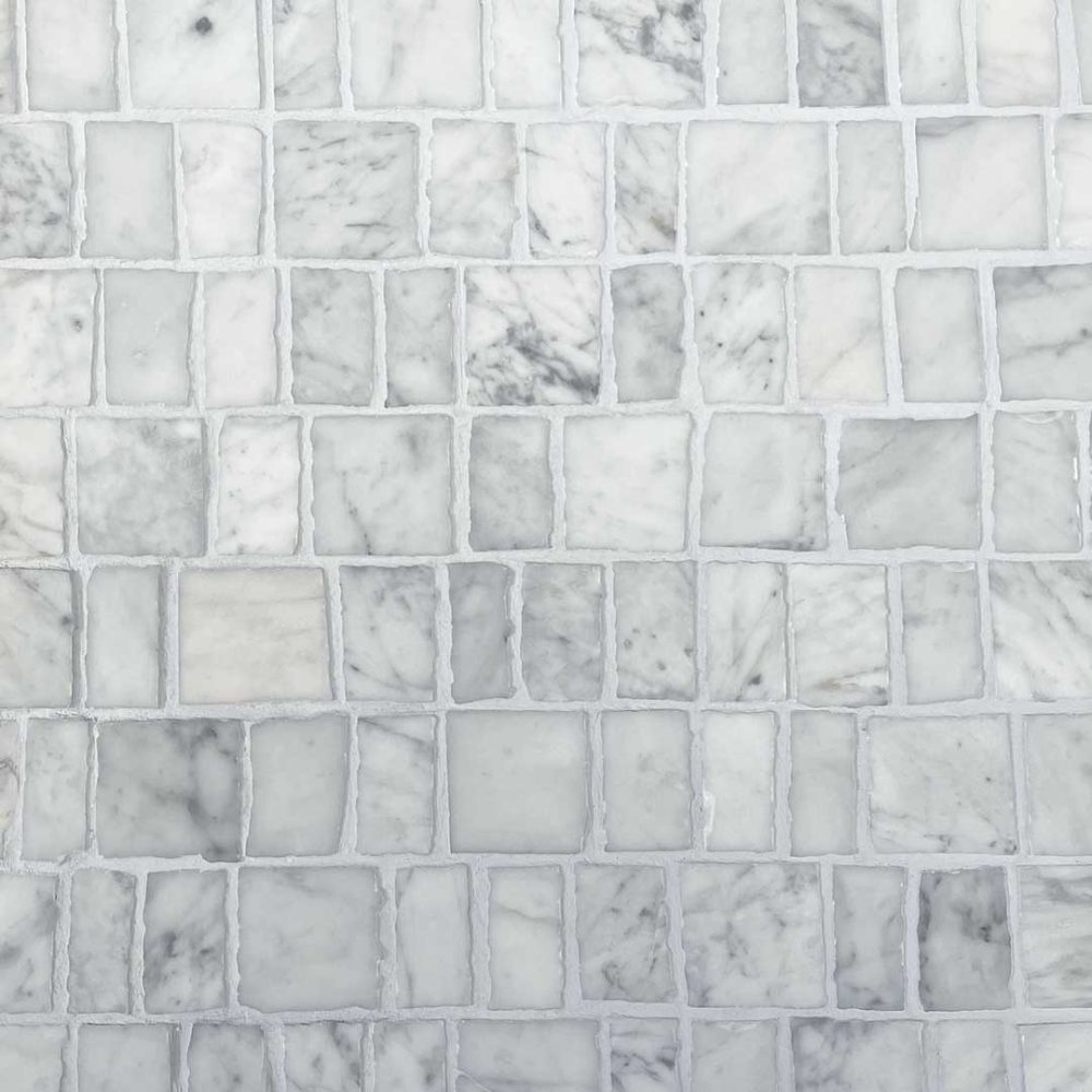 Marmormosaik med huggna kanter i Carrara marmor och ljusgrå fog