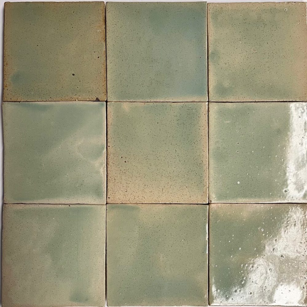 rakubränt kakel i gröna nyanser