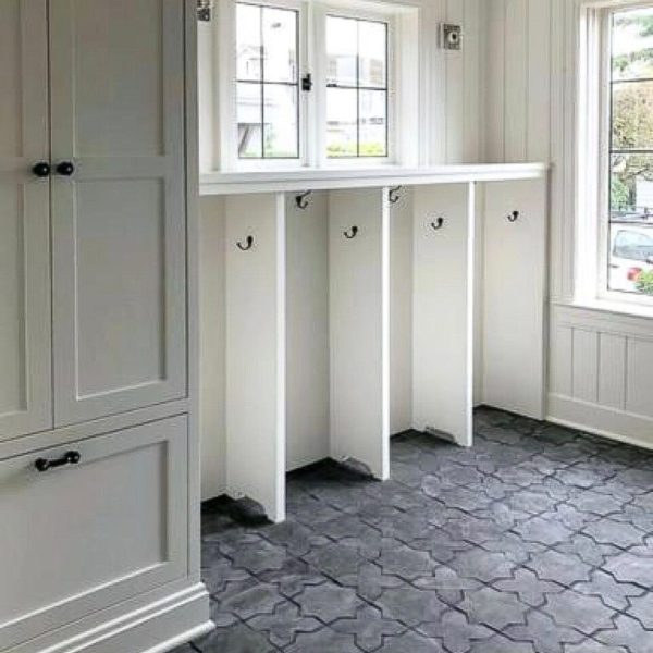 hall med svart tegelgolv i form av stjärnor och kors