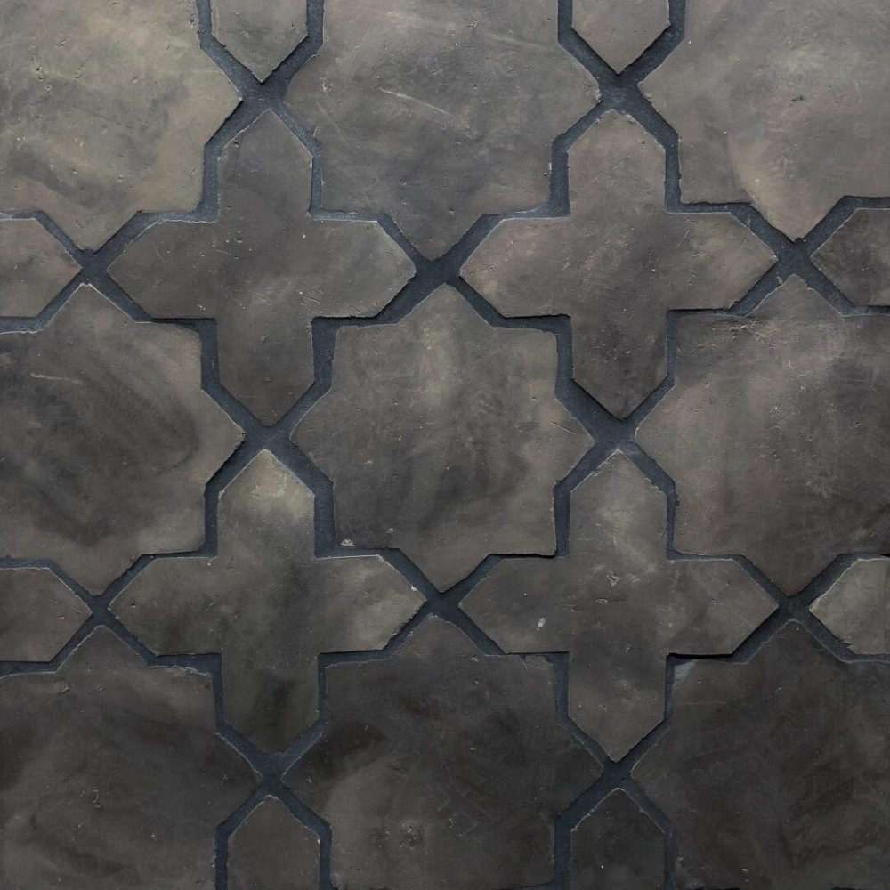 svart mönstrat tegelgolv