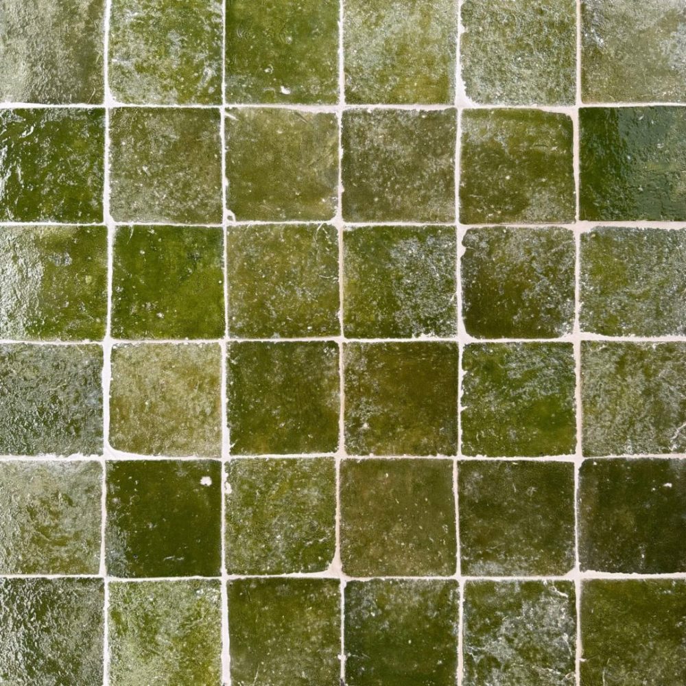 grönt glaserat tegelgolv