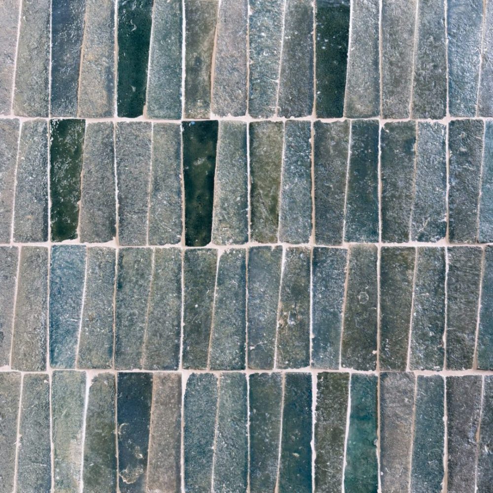 blått glaserat tegel på vägg i trapez-form