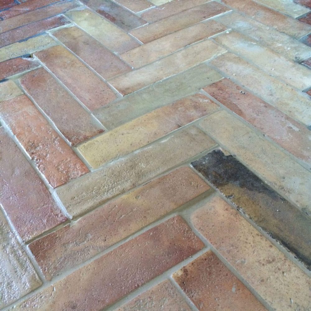 ljust återvunnet tegel på golv