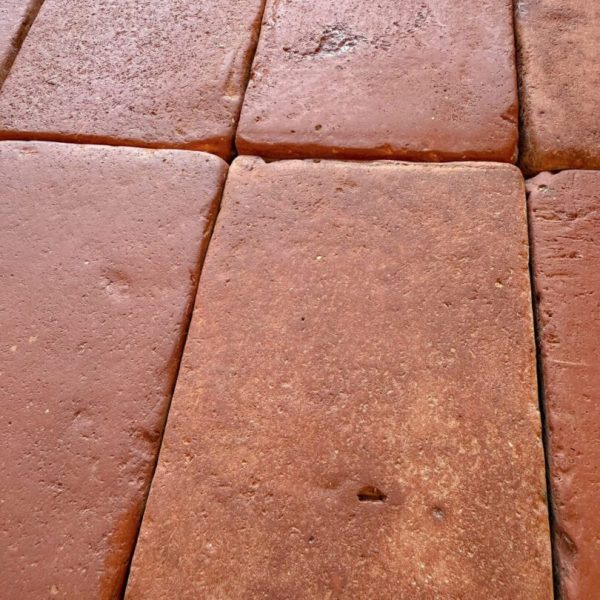 närbild av rött tegelgolv