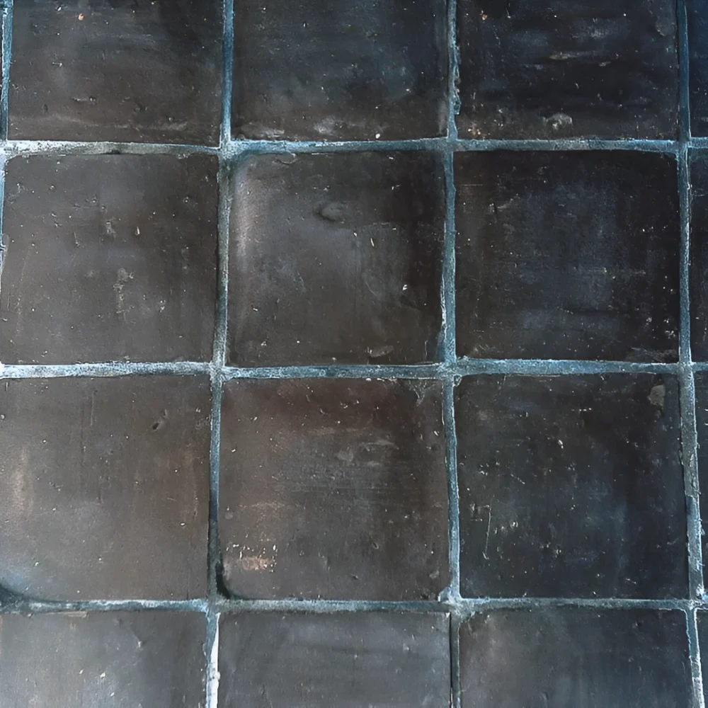 svart tegelgolv i kvadrater