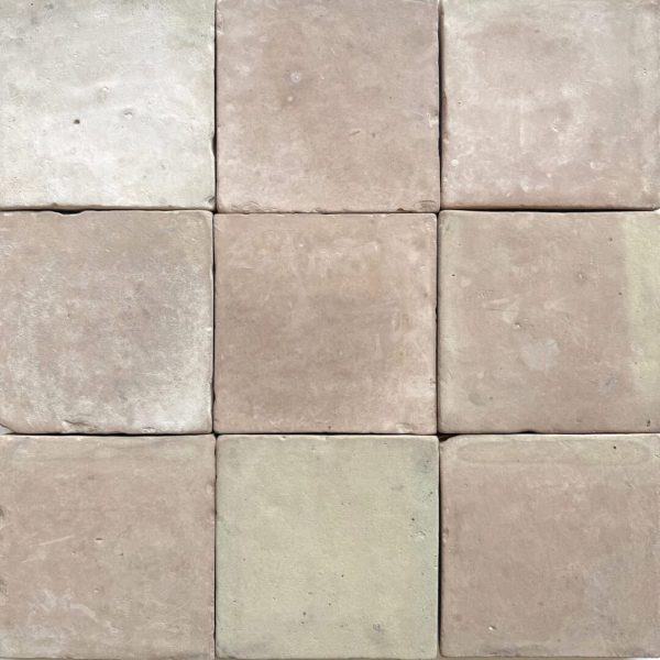 ljust kvadratiskt patinerat tegelgolv