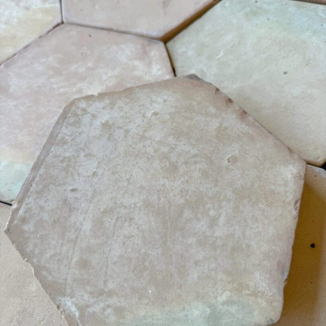 ljust patinerat tegelgolv i hexagonmönster