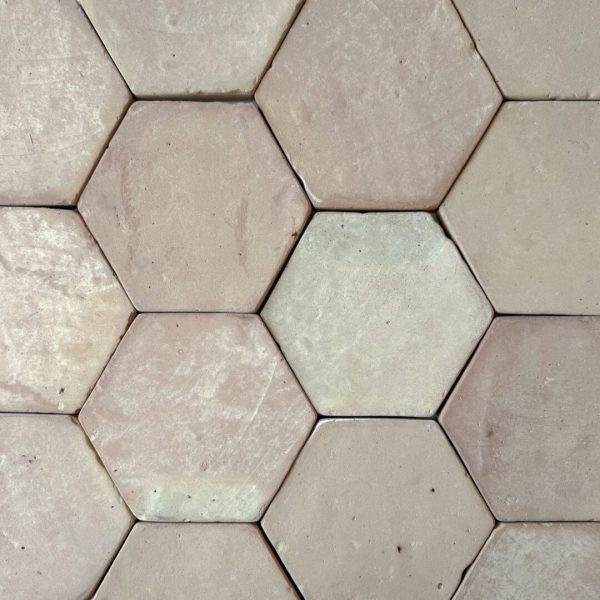 ljust patinerat tegelgolv i hexagonmönster