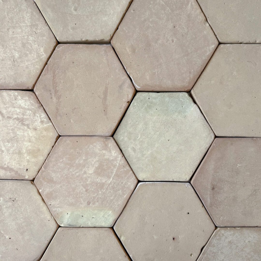 ljust patinerat tegelgolv i hexagonmönster