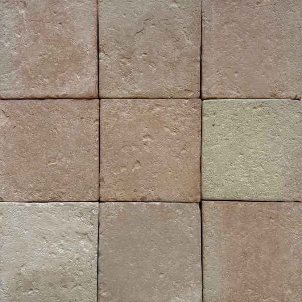 ljust kvadratiskt patinerat tegelgolv med struktur