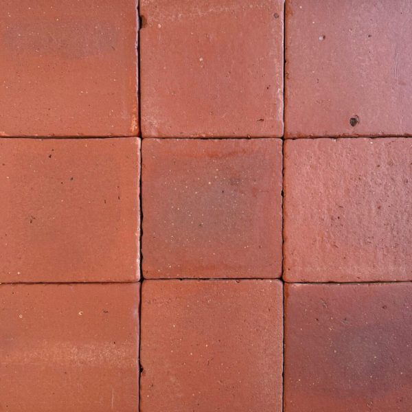 rött kvadratiskt tegelgolv
