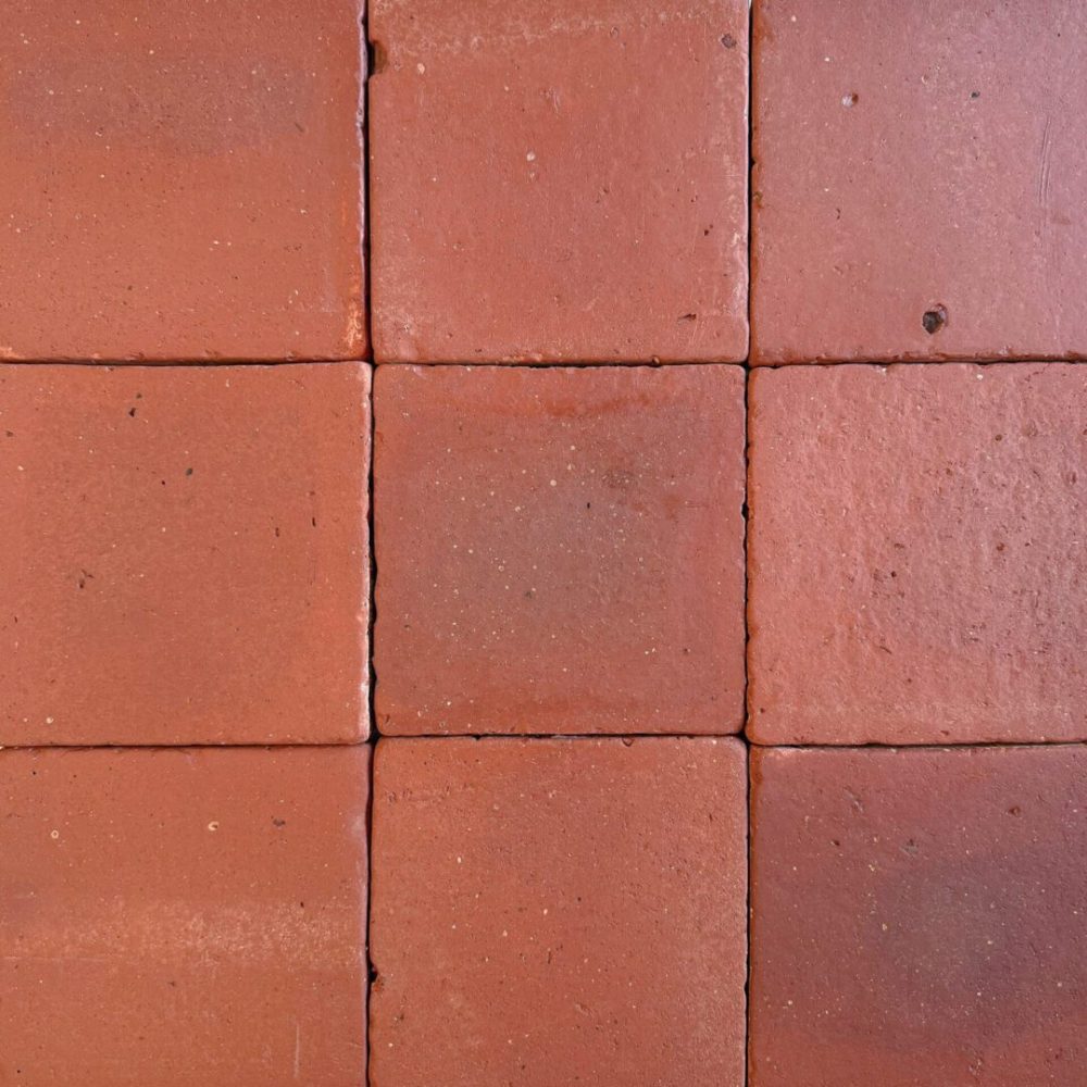 rött kvadratiskt tegelgolv