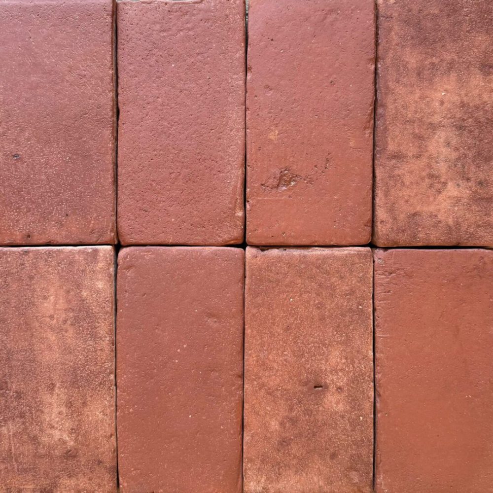 avlångt rött tegelgolv