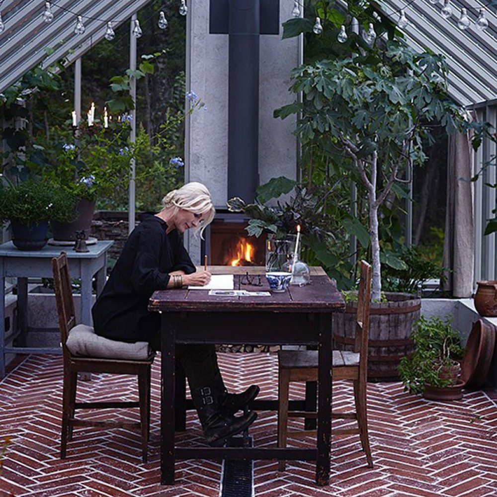 orangerie med rött tegelgolv i fiskbensmönster