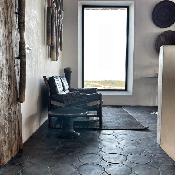 vardagsrum med svart tegelgolv