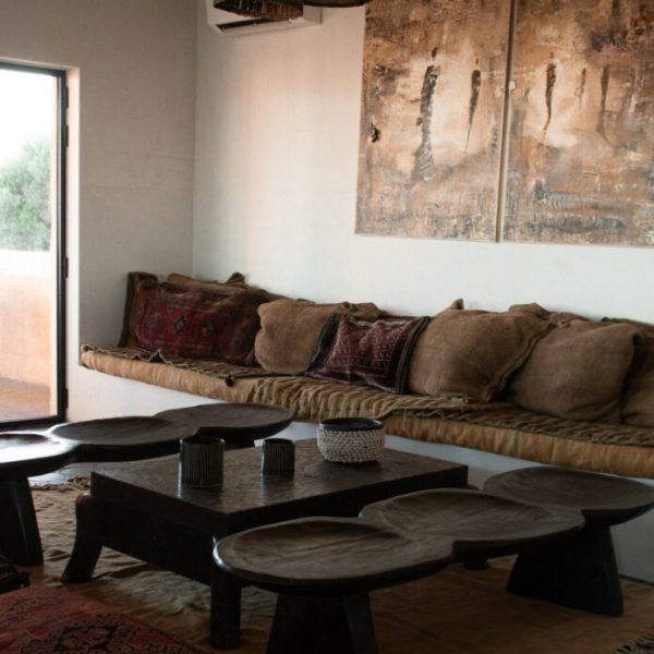 vardagsrum med svart tegelgolv