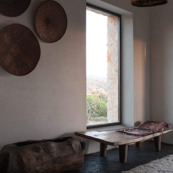 vardagsrum med svart tegelgolv