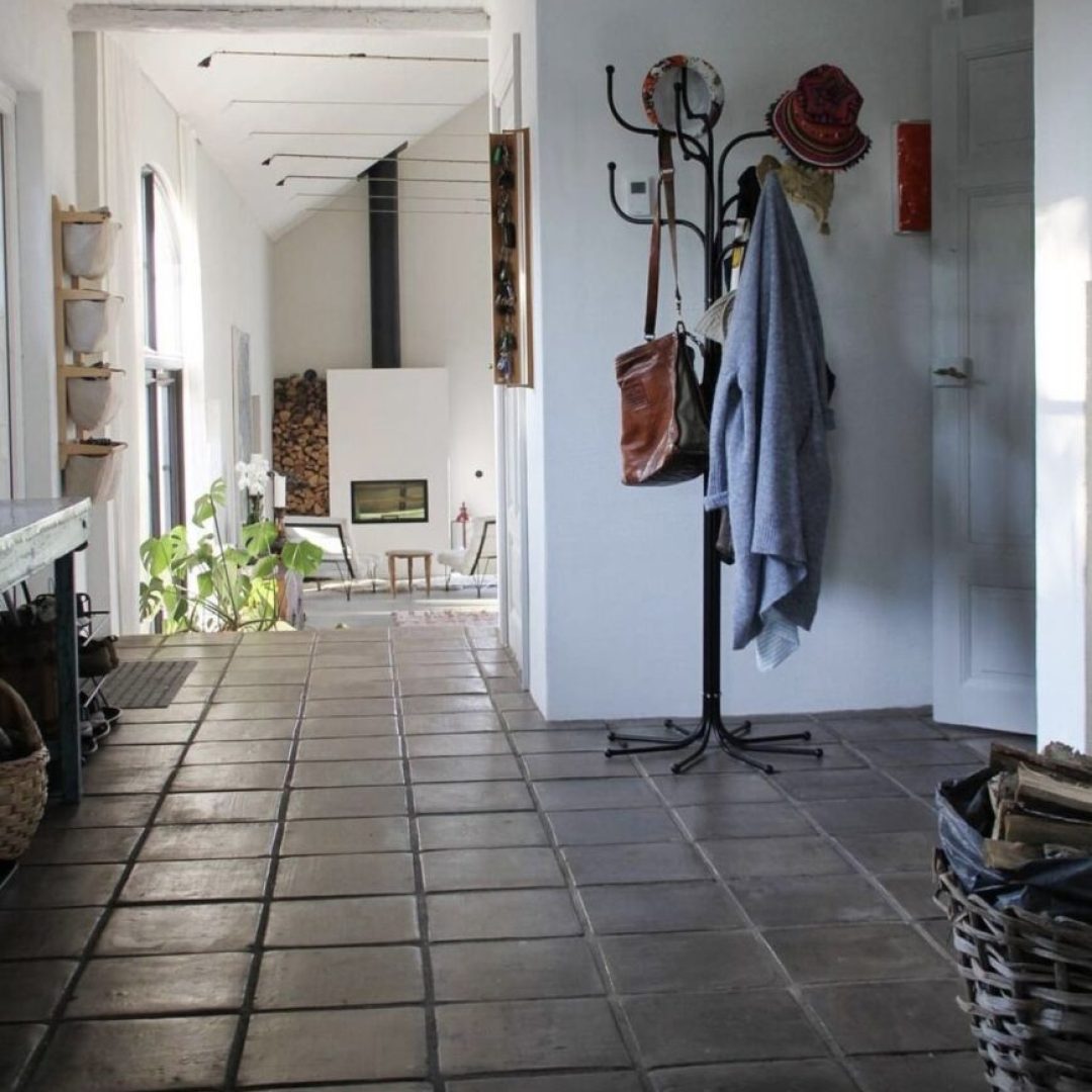 hall med svart tegelgolv
