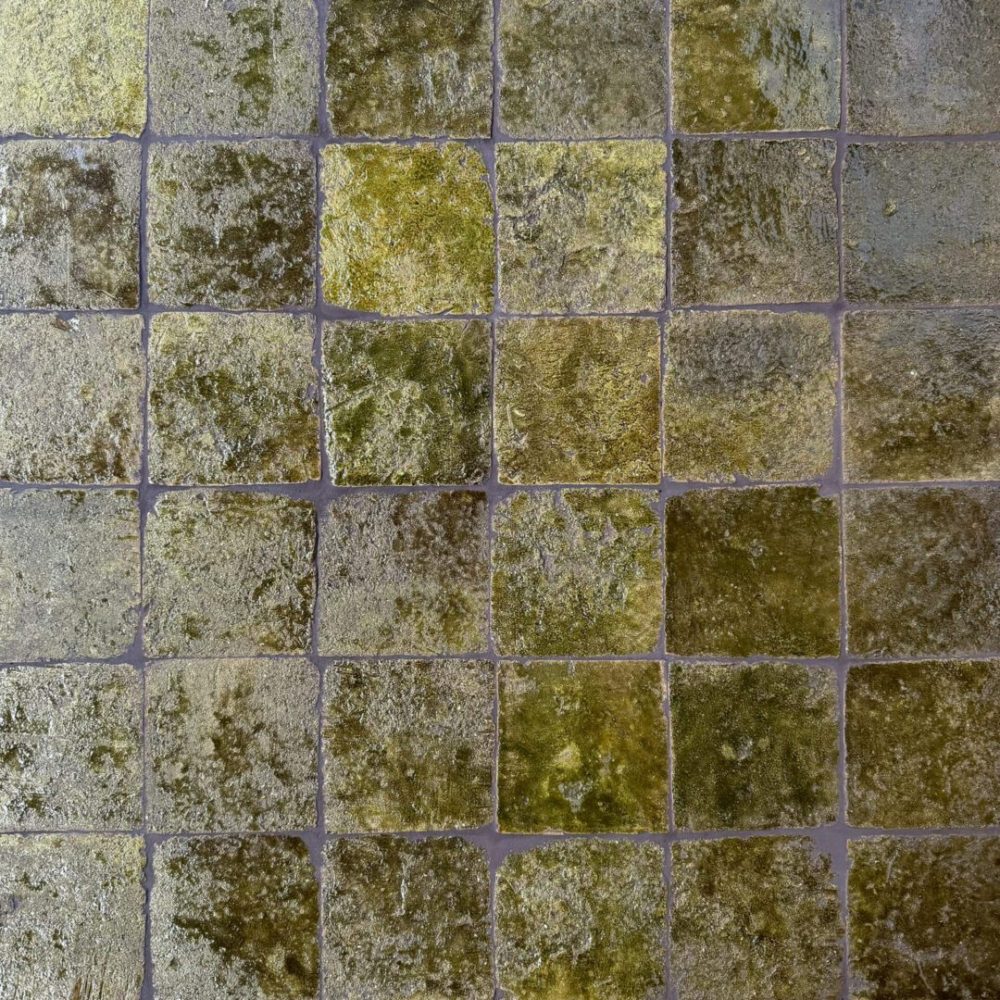 grönt och brunt glaserat tegelgolv