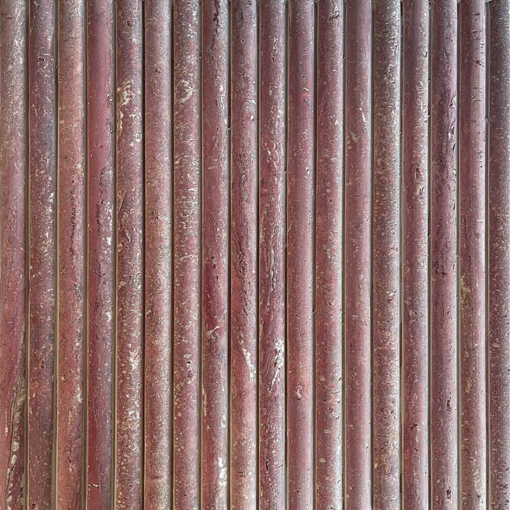 Mosaik av röd travertin i stavar