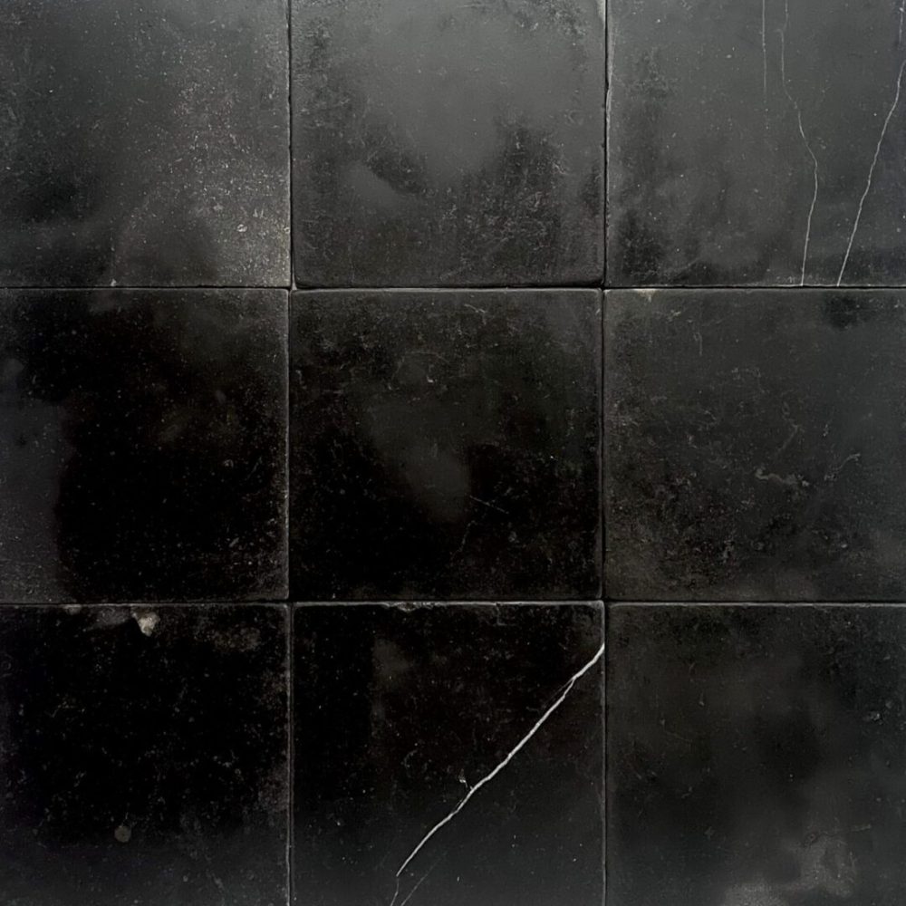 svart tumlad marmor på golv