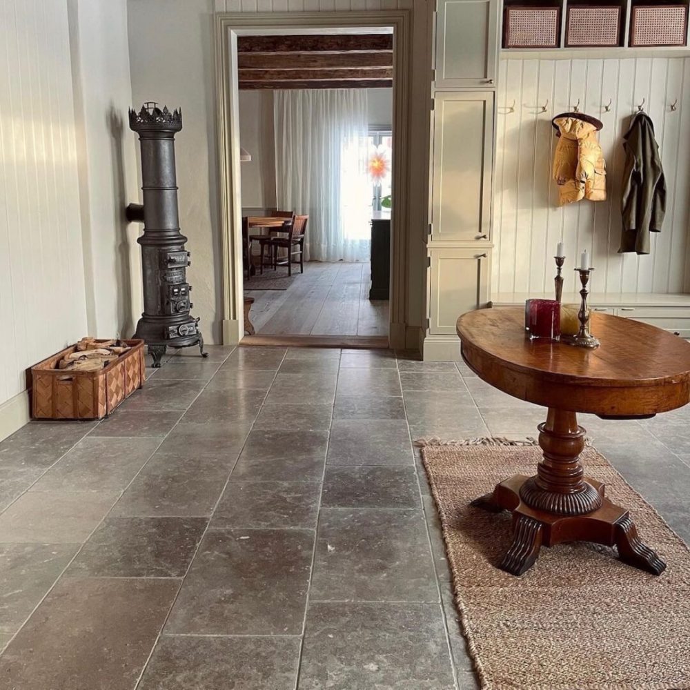 Hall med tumlat Kalkstensgolv