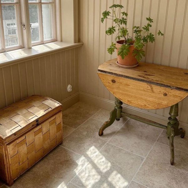 hall med tumlad kalksten på golvet