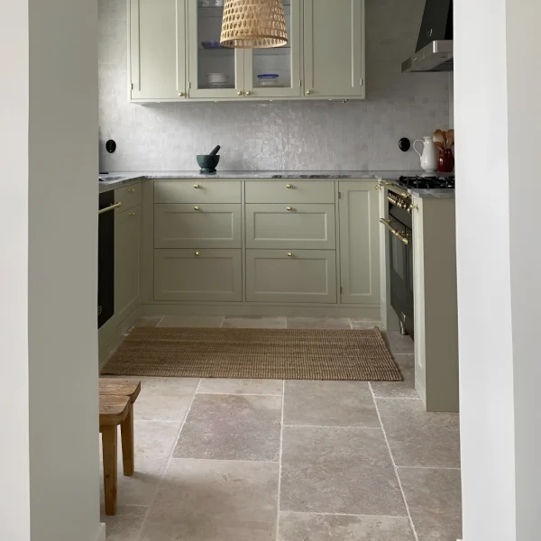 grönt kök med tumlad kalksten