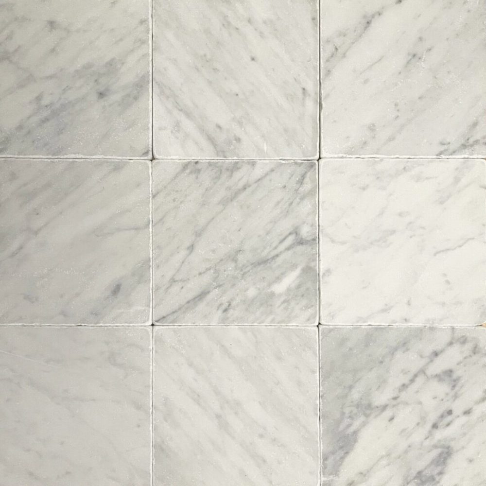 tumlad carrara marmor på golv