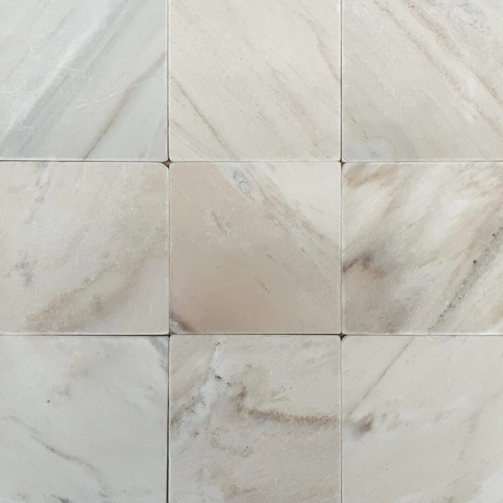 rosa tumlad marmor på golv